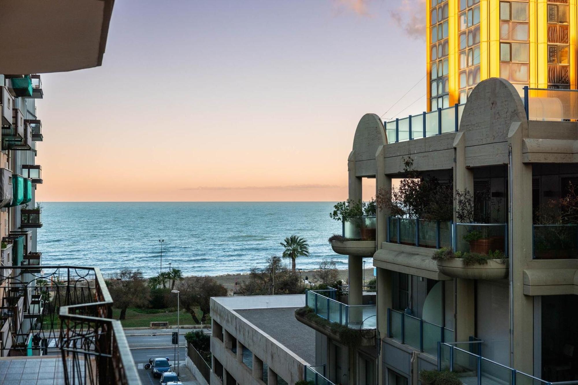 Casa Dei Visionari - Mare Apartment Бари Екстериор снимка