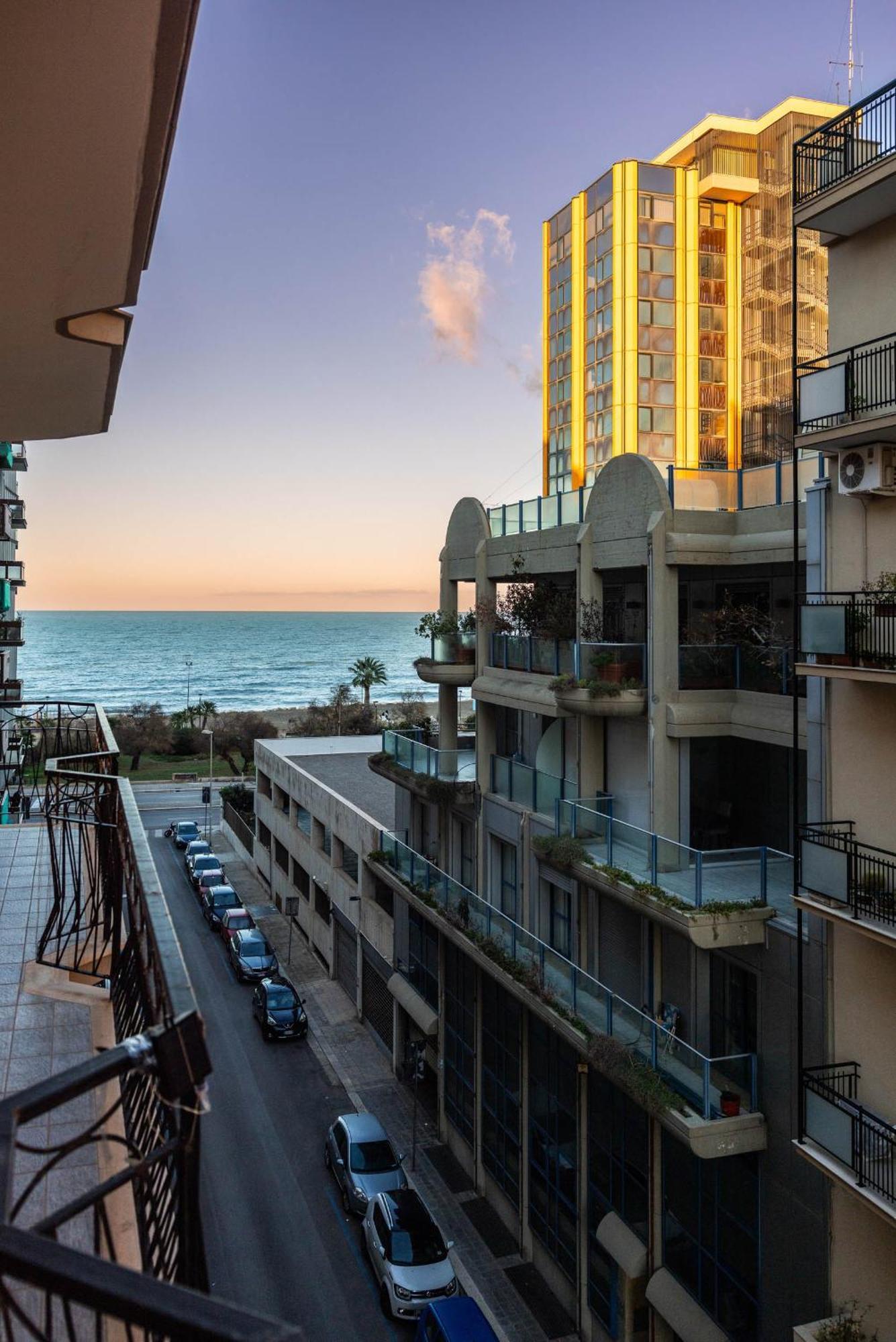 Casa Dei Visionari - Mare Apartment Бари Екстериор снимка